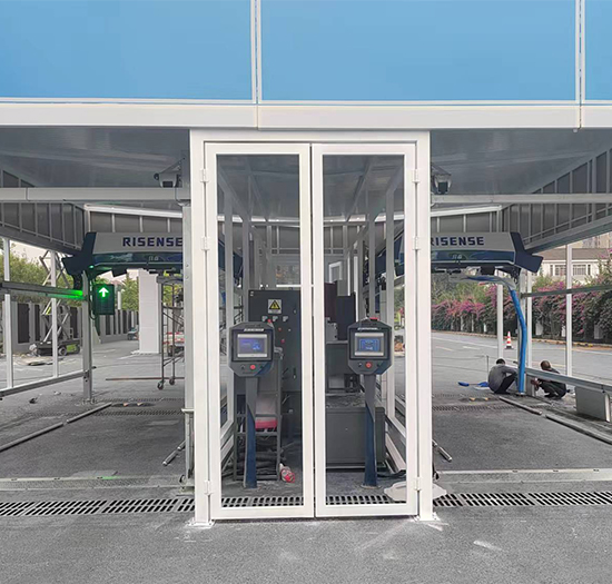 四川充电站安装2台日森单摆臂无接触洗车机