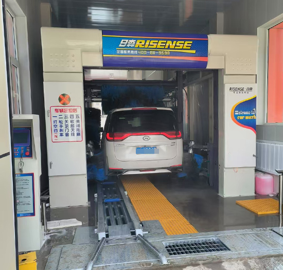 宁夏安装日森隧道式洗车机